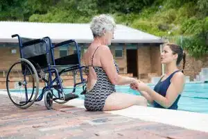 Fauteuil roulant pour piscine : caractéristiques et utilisation